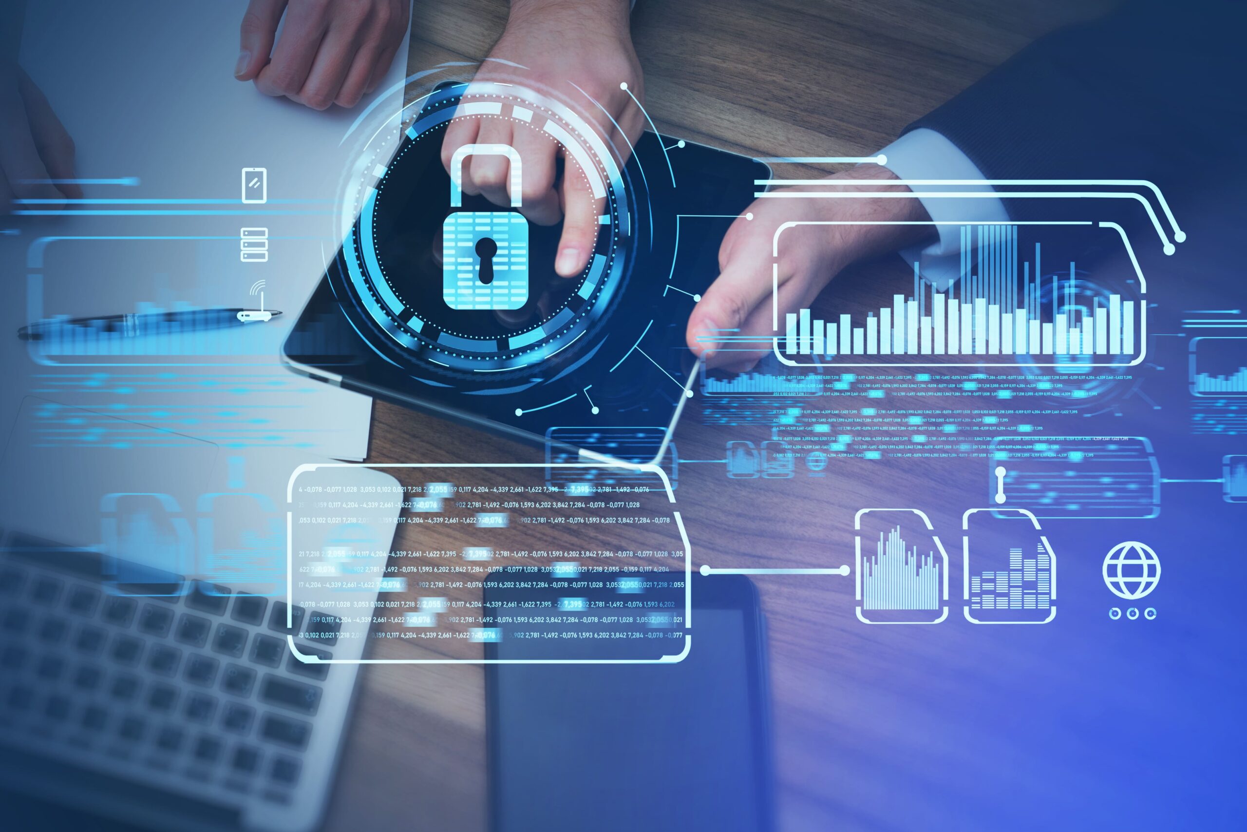Hände über einem Tablet und Laptop auf einem Schreibtisch, darüber halbtransparente digitale Grafiken: ein Vorhängeschloss‑Icon, Diagramme, Balken- und Liniencharts sowie Datenfelder, die Cybersicherheit und Datenanalyse visualisieren.