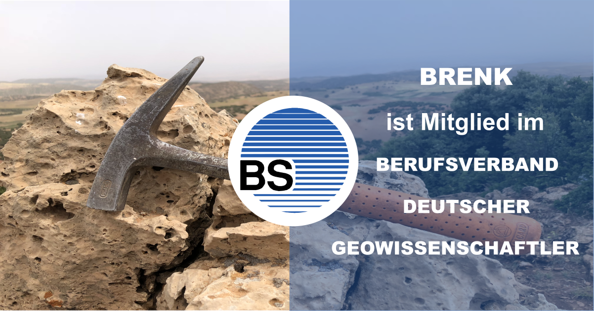 Links ein geologischer Hammer auf zerklüftetem Gestein; rechts blau getönte Landschaftsaufnahme. Mittig ein rundes Logo mit den Buchstaben 'BS'. Text: 'BRENK ist Mitglied im Berufsverband Deutscher Geowissenschaftler'.